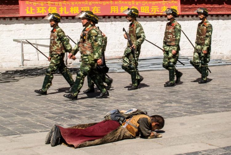 A Tibetan pilgrim in Lhasa (© Carlos Brum Melo)