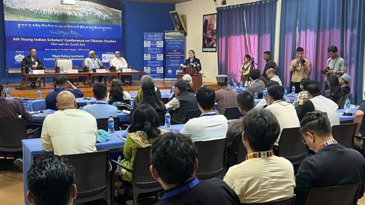 ས་རཱ་བོད་ཀྱི་མཐོ་སློབ་ཏུ་རྒྱ་གར་ན་གཞོན་བོད་རིག་པའི་ཉམས་ཞིབ་པ་ཚོགས་འདུ་ཐེངས་དྲུག་པ་འཚོག་བཞིན་པ། དུས་བབ་གསར་ཁང་གི་པར། ༢༠༢༤།༡༠།༡༧