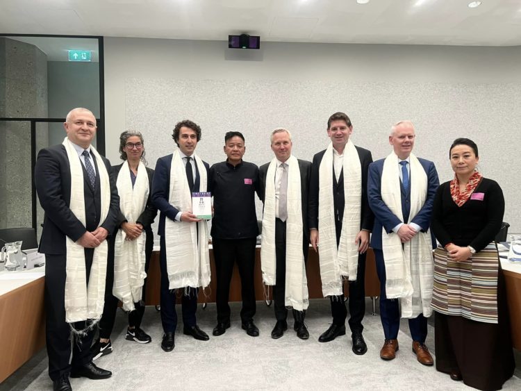 ནི་ཌར་ལེན་ཌི་གྲོས་ཚོགས་ཁང་དུ་སྐྱོང་མཆོག་གིས་ཕྱི་འབྲེལ་ལས་དོན་ཚོགས་ཆུང་ལ་མཇལ་འཕྲད་གནང་། སྲིད་སྐྱོང་གི་ངོ་དེབ་ཀྱི་པར།