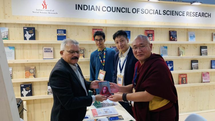 བོད་ཀྱི་སྒྲ་སྒྱུར་དང་ཉམས་ཞིབ་ཁང་རྒྱལ་སྤྱིའི་དཔེ་དེབ་ཁྲོམ་འདུས་ཐོག་མཉམ་ཞུགས་ཐེངས་གསུམ་པ་གནང་།