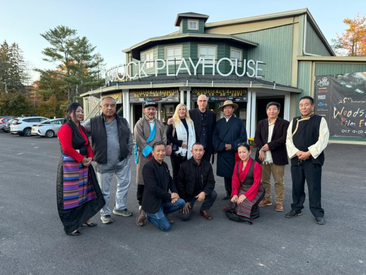 ནེའུ་ཡོག་ཏུ་མང་ཚོགས་ལ་བདེ་སྐྱིད་ཀྱི་ཤེས་རབ་གཟིགས་འབུལ་ཞུས།