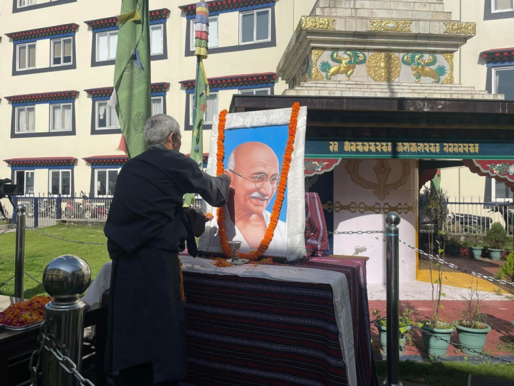 མེས་པོ་དམ་པ་གྷན་དྷི་མཆོག་གི་འཁྲུངས་སྐར་ཐེངས་ ༡༥༥ པ་གཞུང་འབྲེལ་སྲུང་གཙི་ཞུས། བོད་ཀྱི་དུས་བབ་གསར་ཁང་གི་པར། ༢༠༢༤།༡༠།༡