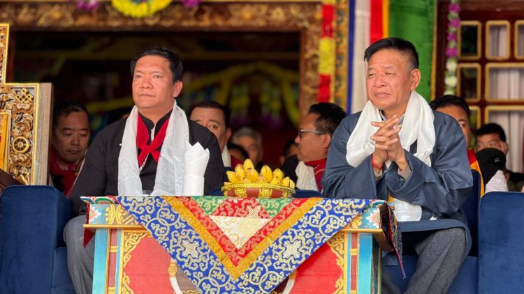 དབུ་འབྱེད་མཛད་སྒོར་ཕེབས་པའི་ཨ་རུ་ན་ཅལ་མངའ་སྡེའི་སྤྱི་ཁྱབ་བློན་ཆེན་པདྨ་མཁའ་འགྲོ་མཆོག་དང་བོད་མིའི་སྒྲིག་འཛུགས་ཀྱི་སྲིད་སྐྱོང་སྤེན་པ་ཚེ་རིང་མཆོག་རྣམ་གཉིས། ༢༠༢༤།༡༡།༠༤ བོད་མིའི་རང་དབང་གི་པར།
