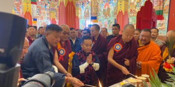 འབྲས་ལྗོངས་སྔ་འགྱུར་ཨོ་རྒྱན་སྨིན་གྲོལ་གླིང་གི་ཟངས་མདོག་དཔལ་རི་དགོན་པའི་དབུ་འབྱེད་དང་ཚེ་བཅུའི་གར་འཆམ་གི་མཛད་སྒོ། ༢༠༢༤།༡༡།༡༡ བོད་མིའི་སྒྲིག་འཛུགས་ཀྱི་པར།