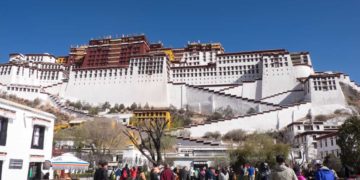 The 1000-roomed Potala Palace in Lhasa, Tibet. Photo:https://www.bordersofadventure.com/