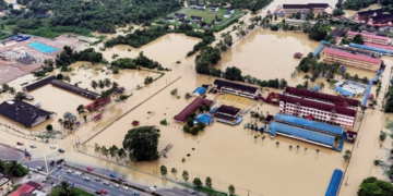 ། Malaysia's meteorological department issued a red alert warning on Nov 27, saying it expected continuous heavy rain in Kelantan, Pahang and Terengganu states. PHOTO: BERNAMA/THE STRAITS TIMES