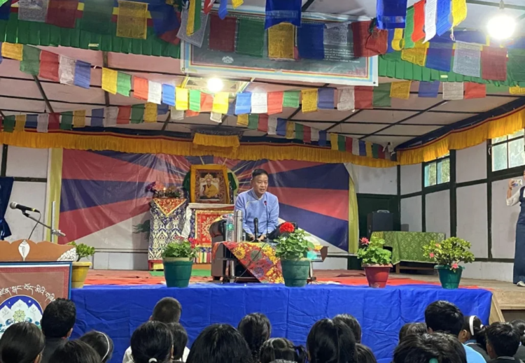 སྲིད་སྐྱོང་སྤེན་པ་ཚེ་རིང་མཆོག་གིས་བསྟན་འཛིན་སྒང་བོད་མིའི་གཞིས་ཆགས་ཀྱི་བོད་པའི་སློབ་ཕྲུག་རྣམས་ལ་གསུང་བཤད་གནང་བཞིན་པ། བོད་མིའི་སྒྲིག་འཛུགས་ཀྱི་པར། ༢༠༢༤།༡༡།༣