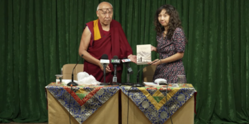 འཛམ་གླིང་གཉིས་ཀྱི་སྲུབས་ཀར་འཁྱམས་པའི་རྣམ་ཤེས་ཞེས་པའི་ཞེས་པའི་བོད་འགྱུར་དཔེ་དེབ་ཅིག་དབུ་འབྱེད་བྱས། བོད་ཀྱི་དཔེ་མཛོད་ཀྱི་ཐད་གཏོང་ནས་བླངས། ༢༠༢༤།༡༡།༢༠