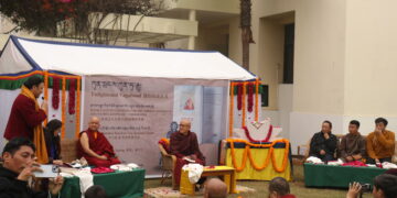 ཝར་ཎཱ་རྒྱལ་སྤྱིའི་སྔ་འགྱུར་རྙིང་མའི་ལྟེ་གནས་སུ་༧སྐྱབས་རྗེ་རྫོང་སར་མཁྱེན་བརྩེ་རིན་པོ་ཆེ་དབུ་བཞུགས་ཐོག་མ་ཐུ་རི་ཁར་ཌི་མཆོག་གིས་དབྱིན་སྐད་དུ་བརྩམས་པའི་རྫ་དཔལ་སྤྲུལ་རིན་པོ་ཆེའི་རྣམ་ཐར་རྒྱས་ཤོས་དེ་ཉིད་བོད་འགྱུར་འགྲེམ་སྤེལ་གྱི་མཛད་སྒོ་ཟབ་རྒྱས་ཤིག་འཚོགས།