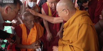 ༧གོང་ས་མཆོག་གིས་རྒྱ་གར་ལྷོ་ཕྱོགས་ཀྱི་བོད་མི་ ༤༠༠ ཙམ་མཇལ་ཁ་བསྩལ། པར་དགའ་ལྡན་ཕོ་བྲང་གི་བརྙན་ལས་བླངས། ༢༠༢༥།༡།༡༣