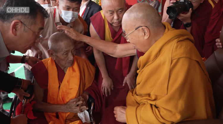 ༧གོང་ས་མཆོག་གིས་རྒྱ་གར་ལྷོ་ཕྱོགས་ཀྱི་བོད་མི་ ༤༠༠ ཙམ་མཇལ་ཁ་བསྩལ། པར་དགའ་ལྡན་ཕོ་བྲང་གི་བརྙན་ལས་བླངས། ༢༠༢༥།༡།༡༣