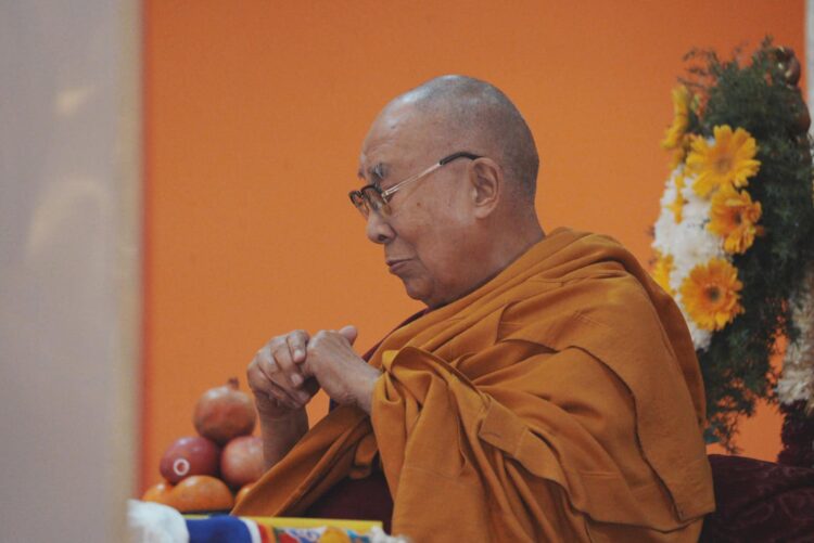 གདན་ས་བཀྲ་ཤིས་ལྷུན་པོས་༧གོང་ས་རྒྱལ་བ་རིན་པོ་ཆེ་མཆོག་ལ་བརྟན་བཞུགས་བསྟར་འབུལ་སྐབས། བོད་ཀྱི་དུས་བབ་གསར་ཁང་གི་པར། ༢༠༢༥།༢།༡༢ 