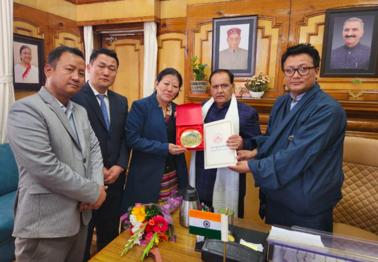 Himachal Pradesh Vidhan Sabha Speaker Kuldeep Singh Pathania with member of Parliament of the Tibetan Parliament in Exile at Himachal Raj Bhawan (Photo/CTA)