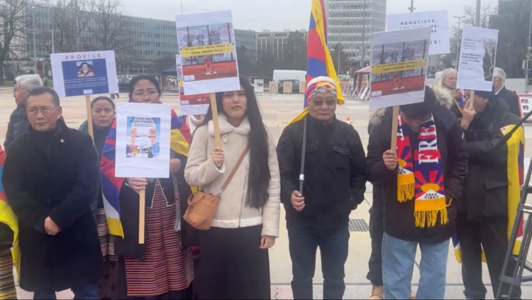 རྒྱལ་ཚོགས་མདུན་ཐང་དུ་བོད་པ་དང་རྒྱ་རིགས་རྣམས་ཀྱིས་ཞི་བའི་ངོ་རྒོལ་བྱས། སུད་སི་དང་ལིག་ཏེན་སིཊིཡན་བོད་རིགས་ཚོགས་པའི་ཐད་གཏོང་ལས་བླངས། ཕྱི་ལོ་ ༢༠༢༥།༠༢།༢༤
