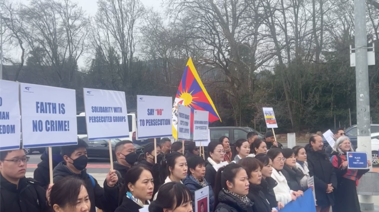 རྒྱལ་ཚོགས་མདུན་ཐང་དུ་བོད་པ་དང་རྒྱ་རིགས་རྣམས་ཀྱིས་ཞི་བའི་ངོ་རྒོལ་བྱས། སུད་སི་དང་ལིག་ཏེན་སིཊིཡན་བོད་རིགས་ཚོགས་པའི་ཐད་གཏོང་ལས་བླངས། ཕྱི་ལོ་ ༢༠༢༥།༠༢།༢༤ 