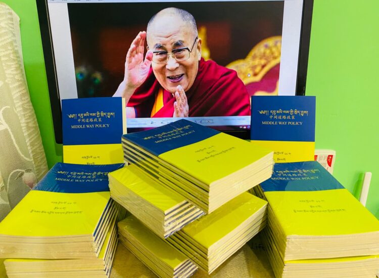 དབུ་མའི་ལམ་གྱི་སྲིད་བྱུས་ཞེས་པའི་དེབ་སྤྱི་ཚོགས་ནང་དངོས་སུ་བཀྲམ། པར་འབྲེལ་ཡོད་ནས་མཁོ་སྤྲོད་གནང་། ༢༠༢༥།༢།༦