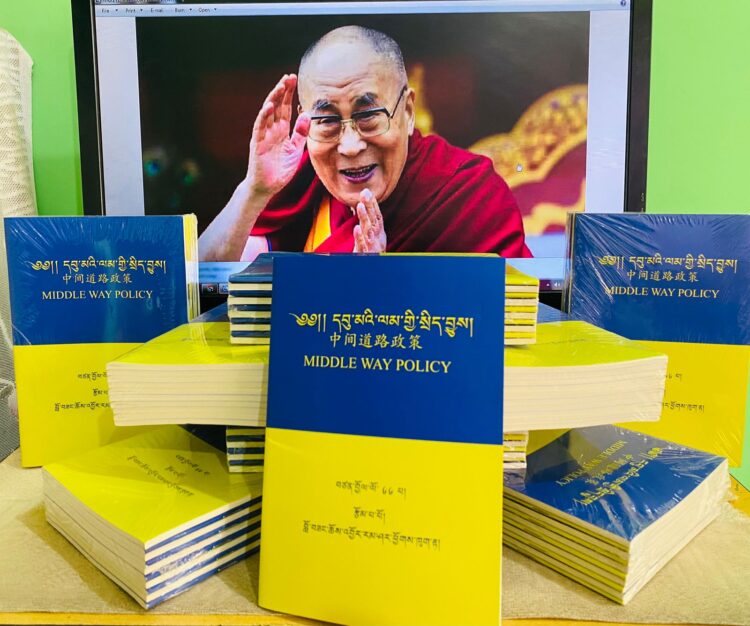དབུ་མའི་ལམ་གྱི་སྲིད་བྱུས་ཞེས་པའི་དེབ་སྤྱི་ཚོགས་ནང་དངོས་སུ་བཀྲམ། པར་འབྲེལ་ཡོད་ནས་མཁོ་སྤྲོད་གནང་། ༢༠༢༥།༢།༦