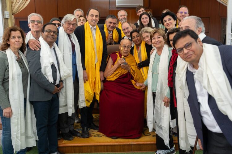 ༧གོང་ས་མཆོག་ལ་རྒྱལ་སྤྱིའི་མར་ཁུ་རི་གསེར་གྱི་གཟེངས་རྟགས་ཕུལ། སྐུ་པར་གྱི་བདག་དབང་། དཔལ་ལྡན་དགའ་ལྡན་ཕོ་བྲང་། ༢༠༢༥།༣།༣༡