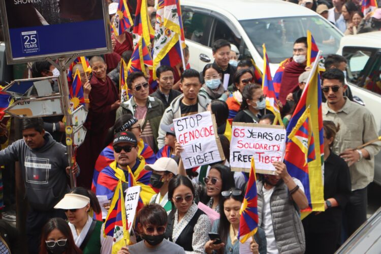 བོད་མིའི་རང་དབང་སྒེར་ལངས་བྱུང་ཐེངས་ ༦༥ སྐབས་ཞི་བའི་གོམ་བགྲོད་གནང་བཞིན་པ། བོད་ཀྱི་དུས་བབ་གསར་ཁང་གི་པར། ༢༠༢༤།༣།༡༠