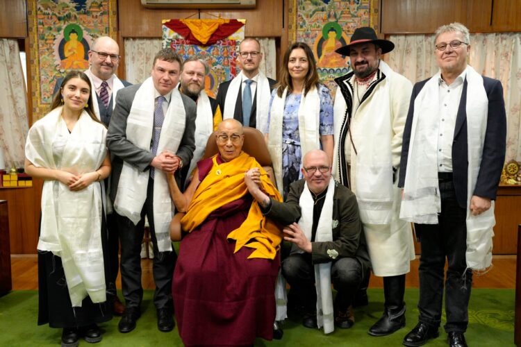 གསུམ་བཅུའི་དུས་དྲན་གྱི་གཞུང་འབྲེལ་སྐུ་མགྲོན་རྣམ་པས་༧གོང་ས་མཆོག་ལ་མཇལ་བཅར་ཞུས།༢༠༢༥།༣།༡༠ དགའ་ལྡན་ཕོ་བྲང་གི་སྐུ་པར།