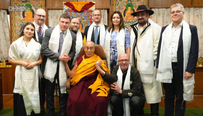 གསུམ་བཅུའི་དུས་དྲན་གྱི་གཞུང་འབྲེལ་སྐུ་མགྲོན་རྣམ་པས་༧གོང་ས་མཆོག་ལ་མཇལ་བཅར་ཞུས།༢༠༢༥།༣།༡༠ དགའ་ལྡན་ཕོ་བྲང་གི་བརྙན་ལས་བླངས།