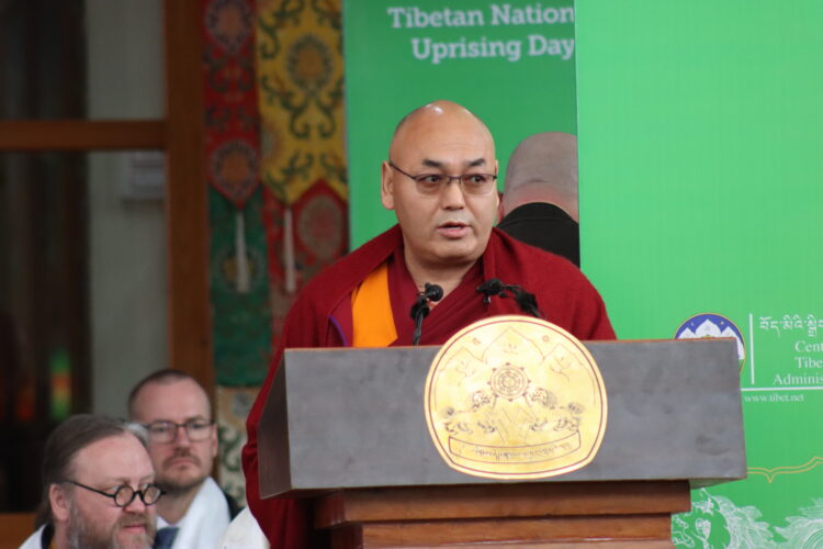 བོད་མི་མང་སྤྱི་འཐུས་ཚོགས་གཙོ་མཁན་པོ་བསོད་ནམས་བསྟན་འཕེལ་མཆོག་ནས་སྤྱི་འཐུས་ཀྱི་ཡོངས་ཁྱབ་གསུང་བཤད་སྒྲོགས་སྦྱངས་གནང་བཞིན་པ། ༢༠༢༥།༠༣།༡༠