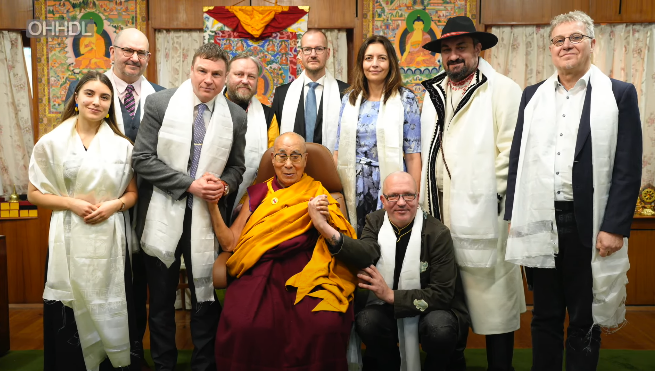 གསུམ་བཅུའི་དུས་དྲན་གྱི་གཞུང་འབྲེལ་སྐུ་མགྲོན་རྣམ་པས་༧གོང་ས་མཆོག་ལ་མཇལ་བཅར་ཞུས།༢༠༢༥།༣།༡༠ དགའ་ལྡན་ཕོ་བྲང་གི་བརྙན་པར།