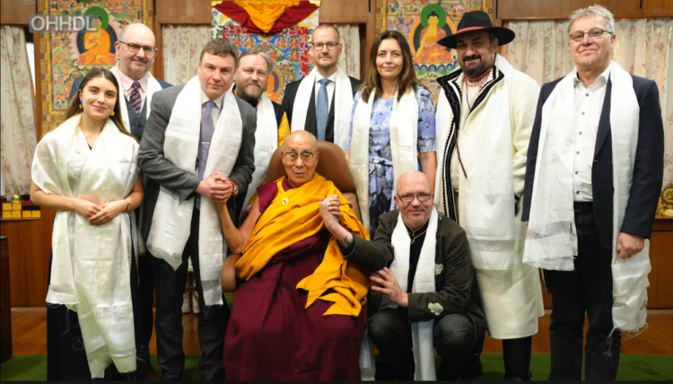 གསུམ་བཅུའི་དུས་དྲན་གྱི་གཞུང་འབྲེལ་སྐུ་མགྲོན་རྣམ་པས་༧གོང་ས་མཆོག་ལ་མཇལ་བཅར་ཞུས།༢༠༢༥།༣།༡༠ དགའ་ལྡན་ཕོ་བྲང་གི་བརྙན་པར།