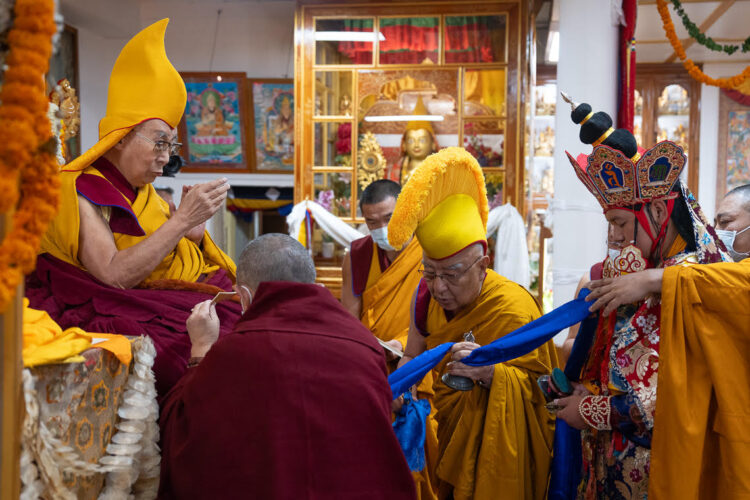 ༧གོང་ས་མཆོག་ལ་བརྟན་བཞུགས་བསྟར་འབུལ་སྐབས། དགའ་ལྡན་ཕོ་བྲང་གི་སྐུ་པར། ༢༠༢༥།༣།༥