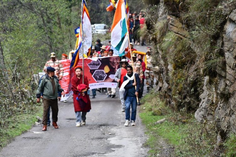 ཕྱི་ཟླ་ ༣ ཚེས་ ༣༡ ཉིན་རྒྱ་གར་བྱང་ཤར་མོན་རྟ་དབང་གི་འཕགས་བོད་མཐའ་མཚམས་ཀྱི་སྐས་འཛེགས་མཎི་ནས་མགོ་བཙུགས་ཏེ་༧གོང་ས་མཆོག་བཙན་བྱོལ་དུ་ཕེབས་པའི་ས་གནས་ཁག་ཏུ་རྗེས་དྲན་གོམ་བགྲོད་གནང་བཞིན་པ། འབྲེལ་ཡོད་ཀྱི་པར།