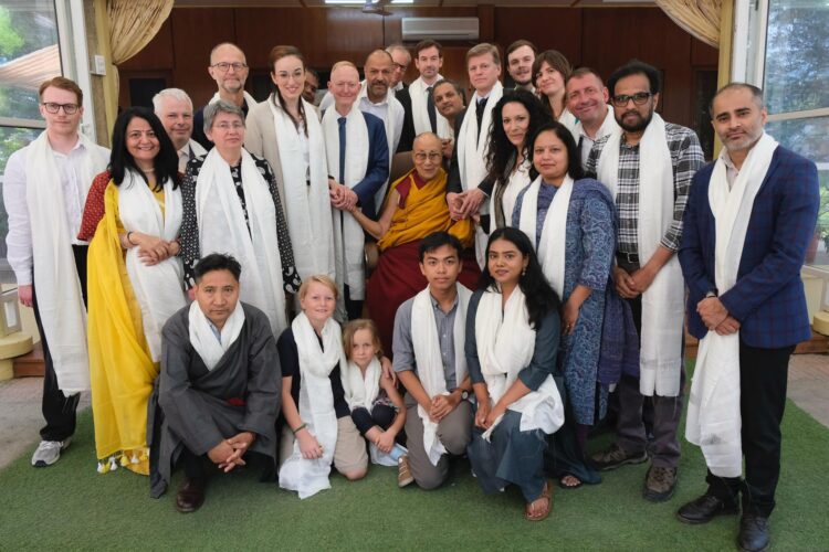 ༧གོང་ས་རྒྱལ་བ་རིན་པོ་ཆེ་མཆོག་ནས་འཇར་མན་གྱི་རོགས་ཚོགས་ཤིག་གི་སྐུ་ཚབ་རྣམས་ལ་མཇལ་ཁ་སྩལ།  དགའ་ལྡན་ཕོ་བྲང་གི་སྐུ་པར། ༢༠༢༥།༤།༢༨