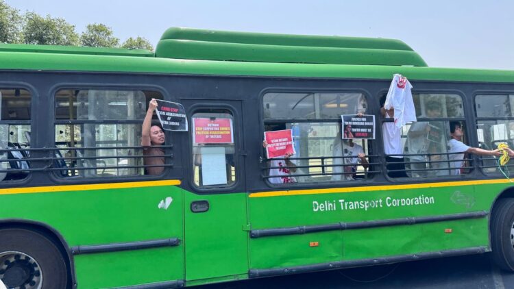 བོད་ཀྱི་གཞོན་ནུ་ལྷན་ཚོགས་ཀྱི་ཚོགས་མི་ ༢༠ ཡིས་རྒྱ་ནག་གཞུང་ཚབ་ཁང་དུ་མདུན་དུ་ངོ་རྒོལ་ལས་འགུལ་སྤེལ་བཞིན་པ། ༢༠༢༥།༤།༡༡