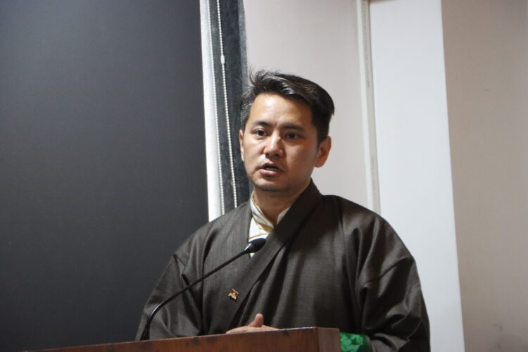 བསྟན་འཛིན་སྟོབས་ལྡན་ལགས་ཀྱིས་བུད་ཀྱི་བུད་མེད་ཅེས་འགྲེམས་སྟོན་དབུ་འབྱེད་གནང་བཞིན་པ། ༢༠༢༥།༠༤།༣༠