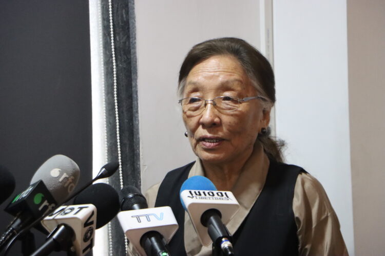 བུད་ཀྱི་བུད་མེད་ཅེས་པའི་འགྲེམས་སྟོན་དབུ་འབྱེད་ཐོག་སྐུ་མགྲོན་གཙོ་བཀའ་ཟུང་རིན་ཆེན་མཁའ་འགྲོ་མཆོག་གིས་གསུང་བཤད་གནང་བཞིན་པ། ༢༠༢༥།༠༤།༣༠ དུས་བབ་ཀྱ་ིཔར།