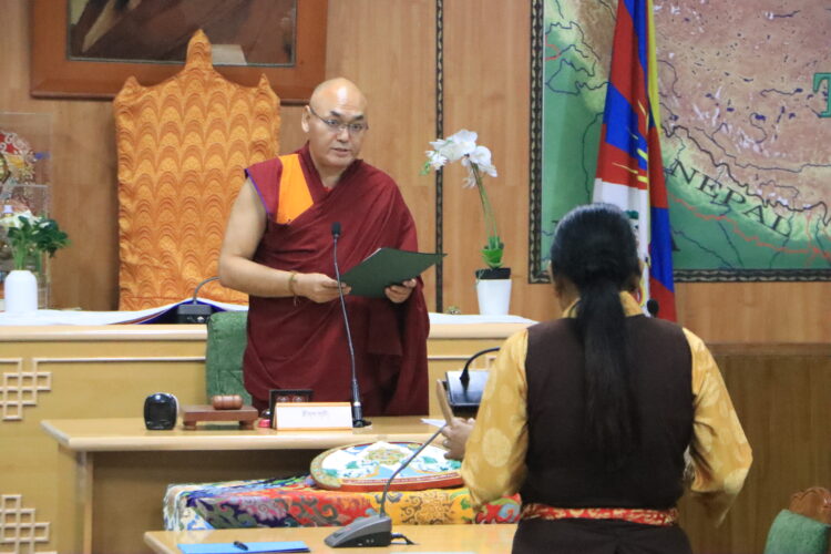དབུས་གཙང་སྤྱི་འཐུས་བསམ་གཏན་ཆོས་སྒྲོན་ལགས་ཀྱིས་ལས་འཁུར་དམ་འབུལ་ཞུས། བོད་ཀྱི་དུས་བབ་གསར་ཁང་གི་པར། ༢༠༢༥།༤།༡༦