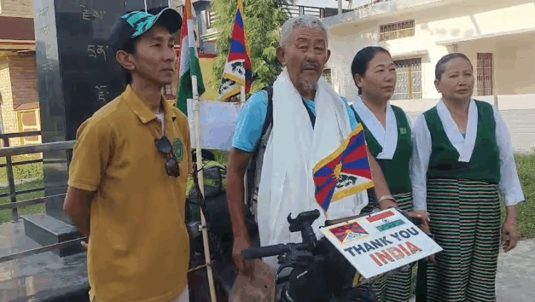 འཇམ་དབྱངས་བསྟན་འཛིན་ལགས་ནས་རྐང་འཁོར་སྐོར་སྐྱོད་ཀྱི་ལས་འགུལ་སྤེལ་བཞིན་པ། བོད་ཀྱི་དུས་བབ་གསར་ཁང་གི་པར། ༢༠༢༥།༤།༣༠