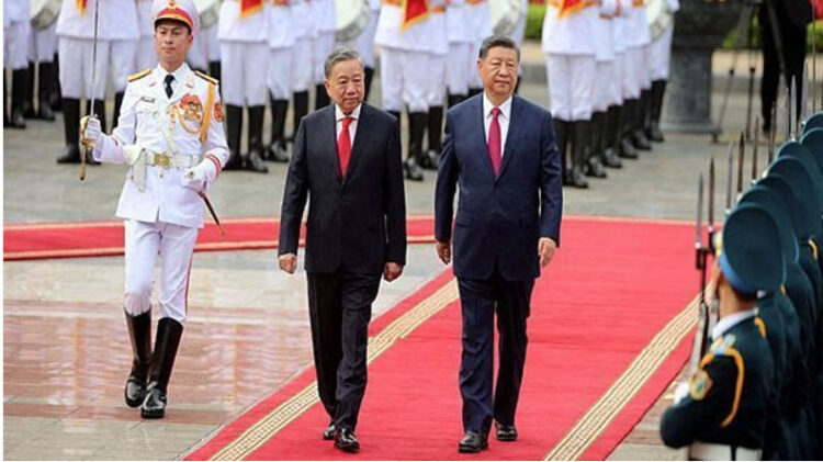 Vietnamese General Secretary of the Communist Party To Lam (C) and Chinese President Xi Jinping review the guard of honour at the Presidential Palace in Hanoi, Vietnam on April 14, 2025. (Photo/Reuters)
