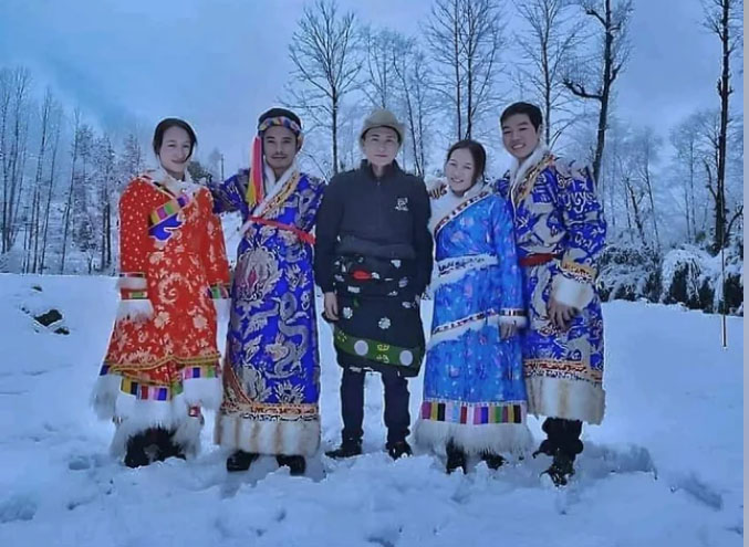 ཟབ་སྤྲོས་བྱས་པའི་ཏ་ཧོང་ཌམ་གྱི་བོད་མི། དྲ་ལམ་གྱི་པར།