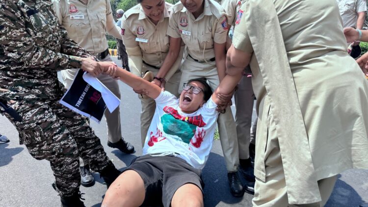 བོད་ཀྱི་གཞོན་ནུ་ལྷན་ཚོགས་ཀྱི་ཚོགས་མི་ ༢༠ ཡིས་རྒྱ་ནག་གཞུང་ཚབ་ཁང་དུ་མདུན་དུ་ངོ་རྒོལ་ལས་འགུལ་སྤེལ་བཞིན་པ། ༢༠༢༥།༤།༡༡