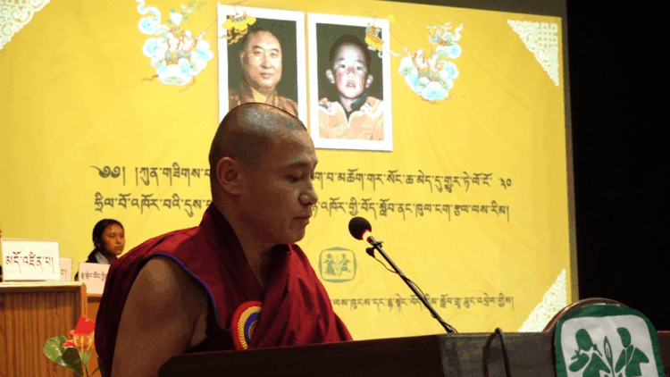 དམིགས་བསལ་སྐུ་མགྲོན་གདན་ས་བཀྲ་ཤིས་ལྷུན་པོའི་སྐུ་ཚབ་དགེ་བཤེས་ལྷ་རམས་པ་བསྟན་འཛིན་རྡོ་རྗེ་མཆོག་གིས་གསུང་བཤད་གནང་བཞིན་པ། དུས་བབ་གསར་ཁང་གི་པར། ༢༠༢༥།༥།༡༧