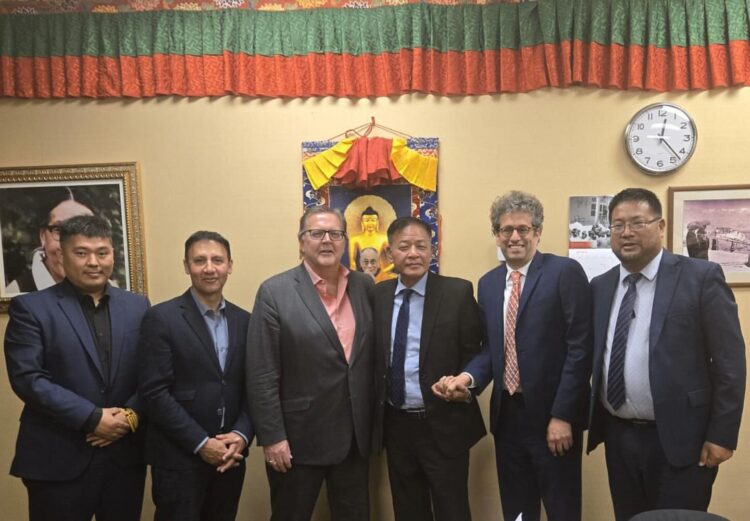 སྲིད་སྐྱོང་མཆོག་གིས་ཁེ་ན་ཌའི་གྲོས་ཚོགས་འཐུས་མི་ཁག་ཅིག་ལ་མཇལ་འཕྲད་གནང་། ༢༠༢༥།༥།༡༣  སྲིད་སྐྱོང་མཆོག་གི་ངོ་དེབ་ཀྱི་པར།