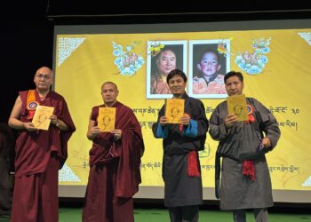 ༧ཀུན་གཟིགས་པཎ་ཆེན་རིན་པོ་ཆེ་མཆོག་གི་མཛད་རྣམ་རྗེས་དྲན་གྱི་དབྱིན་ཡིག་ཐོག་ཡོད་པའི་ཕྱག་དེབ་ (Tibet's Stolen Child) ཅེས་པ་དབུ་འབྱེད་གནང་བ། དུས་བབ་གསར་ཁང་གི་པར། ༢༠༢༥།༥།༡༧