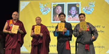 ༧ཀུན་གཟིགས་པཎ་ཆེན་རིན་པོ་ཆེ་མཆོག་གི་མཛད་རྣམ་རྗེས་དྲན་གྱི་དབྱིན་ཡིག་ཐོག་ཡོད་པའི་ཕྱག་དེབ་ (Tibet's Stolen Child) ཅེས་པ་དབུ་འབྱེད་གནང་བ། དུས་བབ་གསར་ཁང་གི་པར། ༢༠༢༥།༥།༡༧