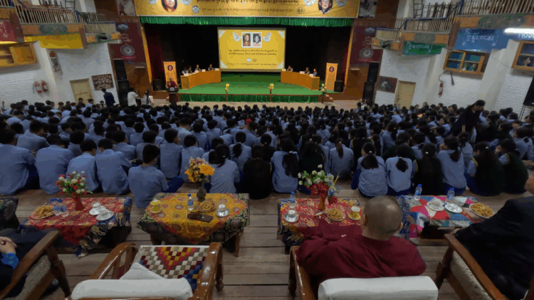དྷ་སྟེང་བོད་ཁྱིམ་དུ་༧ཀུན་གཟིགས་པཎ་ཆེན་རིན་པོ་ཆེ་མཆོག་གར་སོང་ཆ་མེད་དུ་གྱུར་ཏེ་ལོ་ངོ་ ༣༠ འཁོར་བའི་ཉིན་མོ་སྲུང་གཙིའི་ཆེད་ངག་རྩལ་འགྲན་བསྡུར་ཞིག་འཚོག་བཞིན་པ། དུས་བབ་གསར་ཁང་གི་པར། ༢༠༢༥།༥།༡༧