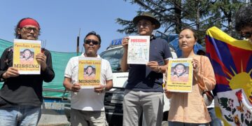 དྷ་ས་ས་གནས་གཞོན་ནུ་ལྷན་ཚོགས་ཀྱིས་༧པཎ་ཆེན་རིན་པོ་ཆེ་མཆོག་གི་གནད་དོན་དང་འབྲེལ་ནས་ལས་འགུལ་སྤེལ་བཞིན་པ། བོད་ཀྱི་དུས་བབ་གསར་ཁང་གི་པར། ༢༠༢༥།༥།༡༧