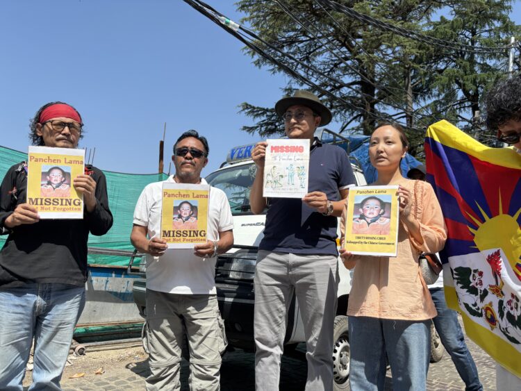 དྷ་ས་ས་གནས་གཞོན་ནུ་ལྷན་ཚོགས་ཀྱིས་༧པཎ་ཆེན་རིན་པོ་ཆེ་མཆོག་གི་གནད་དོན་དང་འབྲེལ་ནས་ལས་འགུལ་སྤེལ་བཞིན་པ། བོད་ཀྱི་དུས་བབ་གསར་ཁང་གི་པར། ༢༠༢༥།༥།༡༧