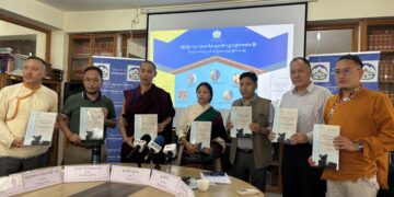 ཕྱི་དྲིལ་ཁྱབ་ཁོངས་བོད་ཀྱི་སྲིད་བྱུས་ཉམས་ཞིབ་ཁང་གི་གོ་སྒྲིག་འོག བོད་ནང་ས་བབ་ཤིན་ཏུ་མཐོ་བའི་སྐྱེ་ཁམས་གནས་སྤོའི་ལས་གཞི་ཞེས་པའི་ཉམས་ཞིབ་སྙན་ཐོ་འདོན་སྤེལ་དང་བགྲོ་གླེང་གནང་བཞིན་པ། བོད་ཀྱི་དུས་བབ་གསར་ཁང་གི་པར། ༢༠༢༥།༥།༢༨