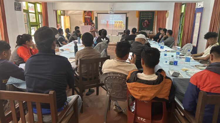 གཏན་ཉིན་སློབ་གྲྭ་ཁག་གི་ལུས་རྩལ་དགེ་རྒན་རྣམས་ལ་ཟབ་སྦྱོང་སྤྲོད་བཞིན་པ། དུས་བབ་གསར་ཁང་གི་པར། ༢༠༢༥།༥།༡༤