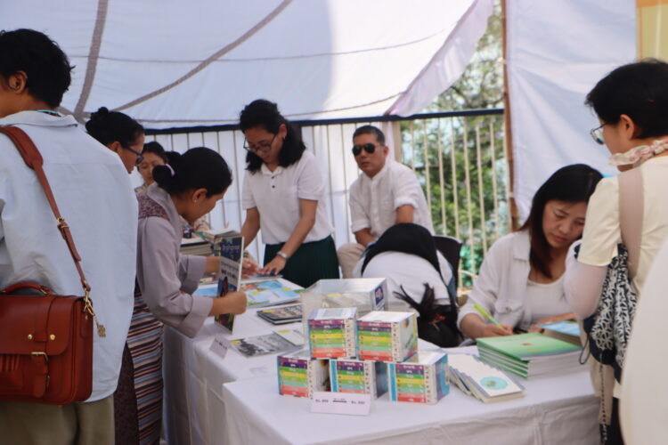 འཇམ་དབྱངས་ཤེས་ཡོན་ཞབས་ཞུ་ཁང་གིས་འགྲེམས་སྟོན་བྱེད་བཞིན་པ། ༢༠༢༥།༠༥།༡༦ དུས་བབ་ཀྱི་པར།