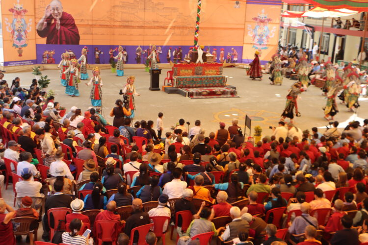 བོད་ཀྱི་ཞོ་སྟོན་རྒྱས་པ་ཐེངས་ ༢༨ པའི་མཇུག་སྡོམ་མཛད་སྒོ་འཚོག་བཞིན་པ། བོད་ཀྱི་དུས་བབ་གསར་ཁང་གི་པར། ༢༠༢༥།༥།༢༠